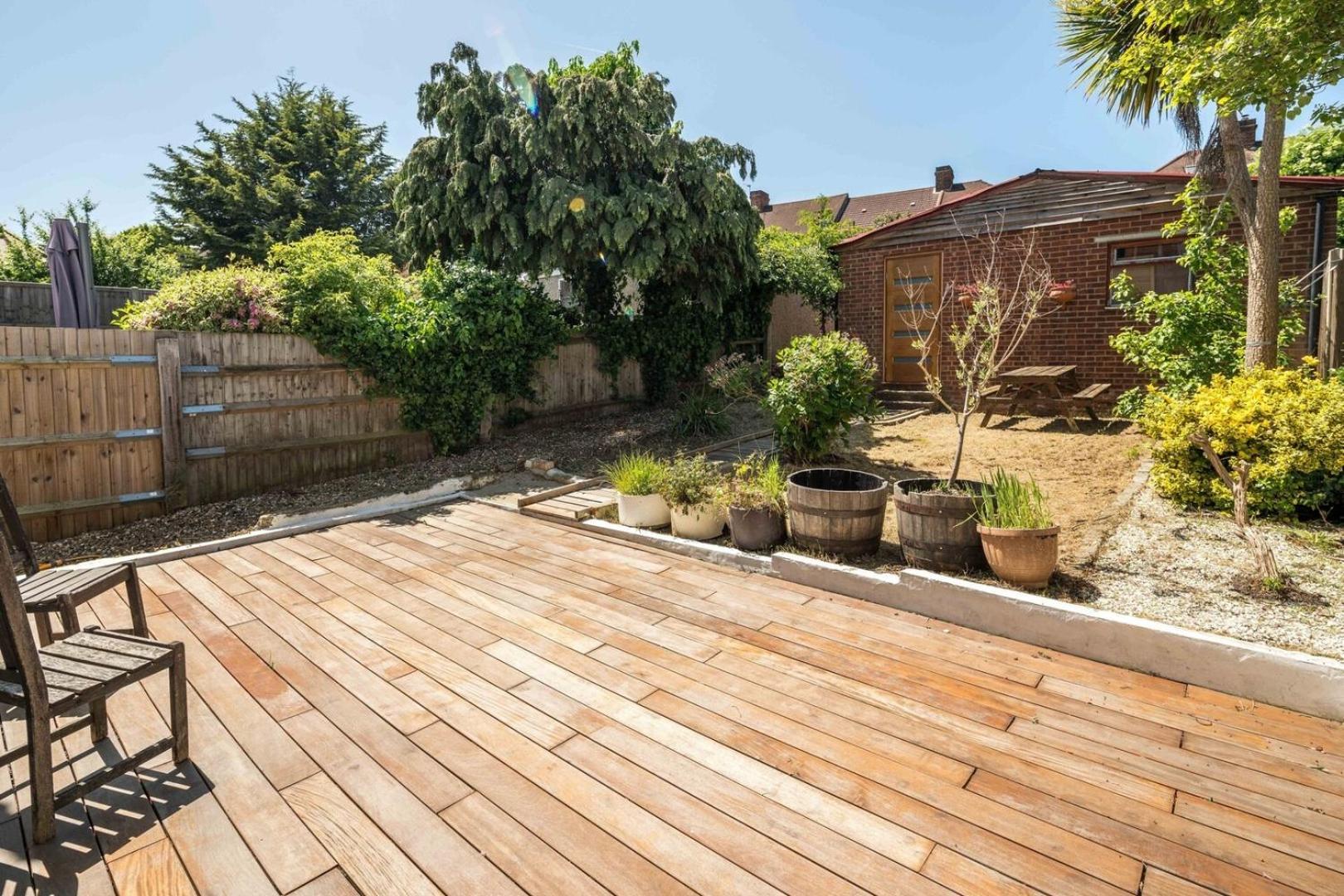 Elegant 2bd House With Garden And Decked Patio Holiday home