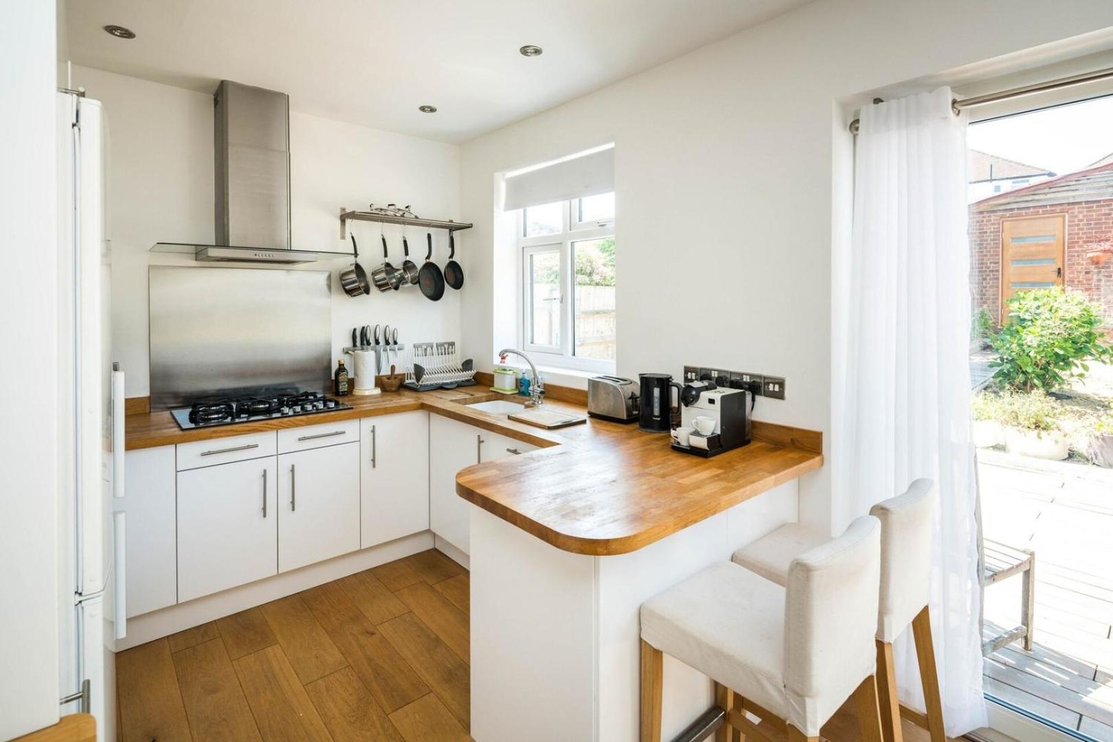 Elegant 2bd House With Garden And Decked Patio Holiday home