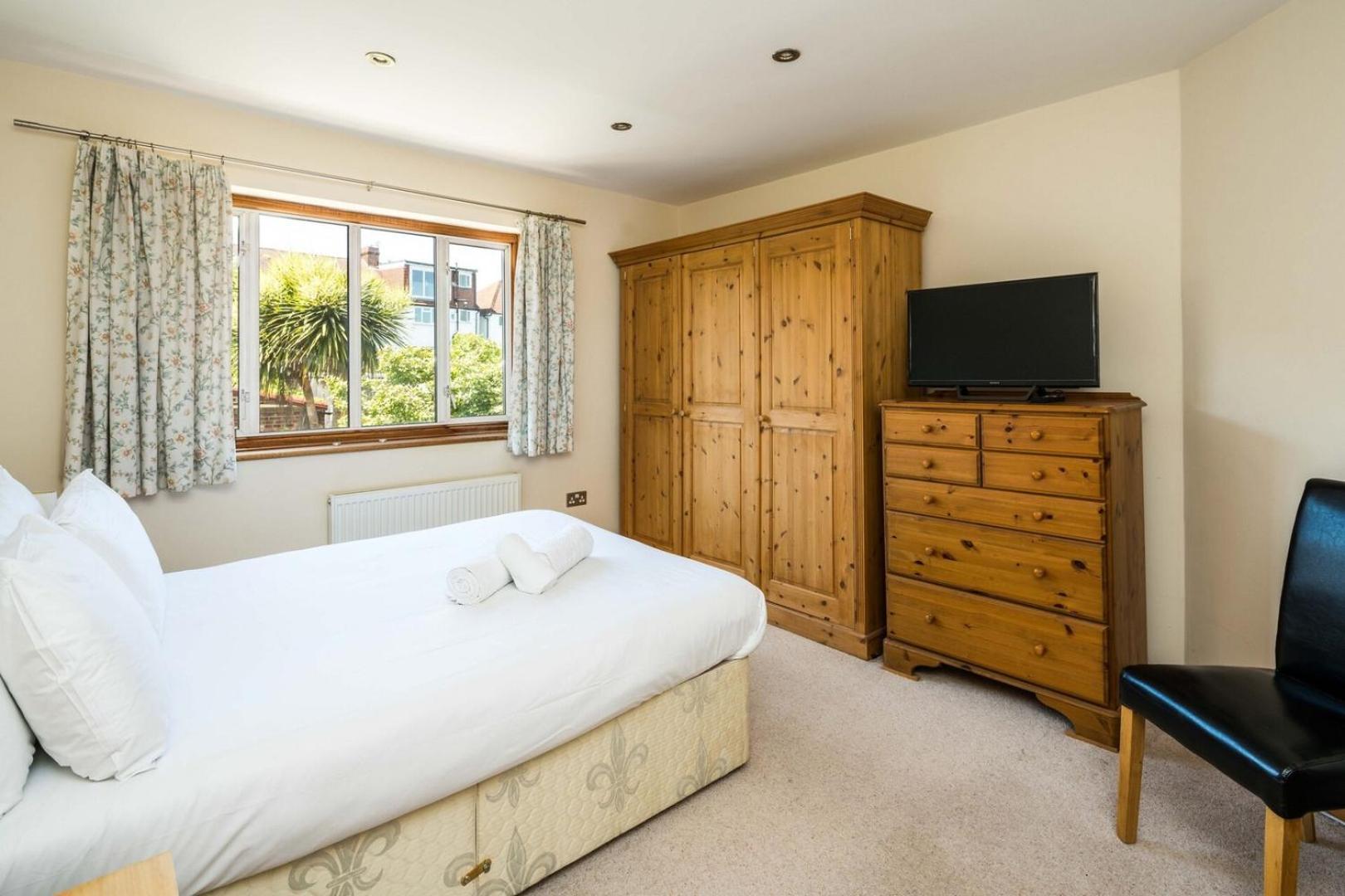 Holiday home Elegant 2bd House With Garden And Decked Patio *