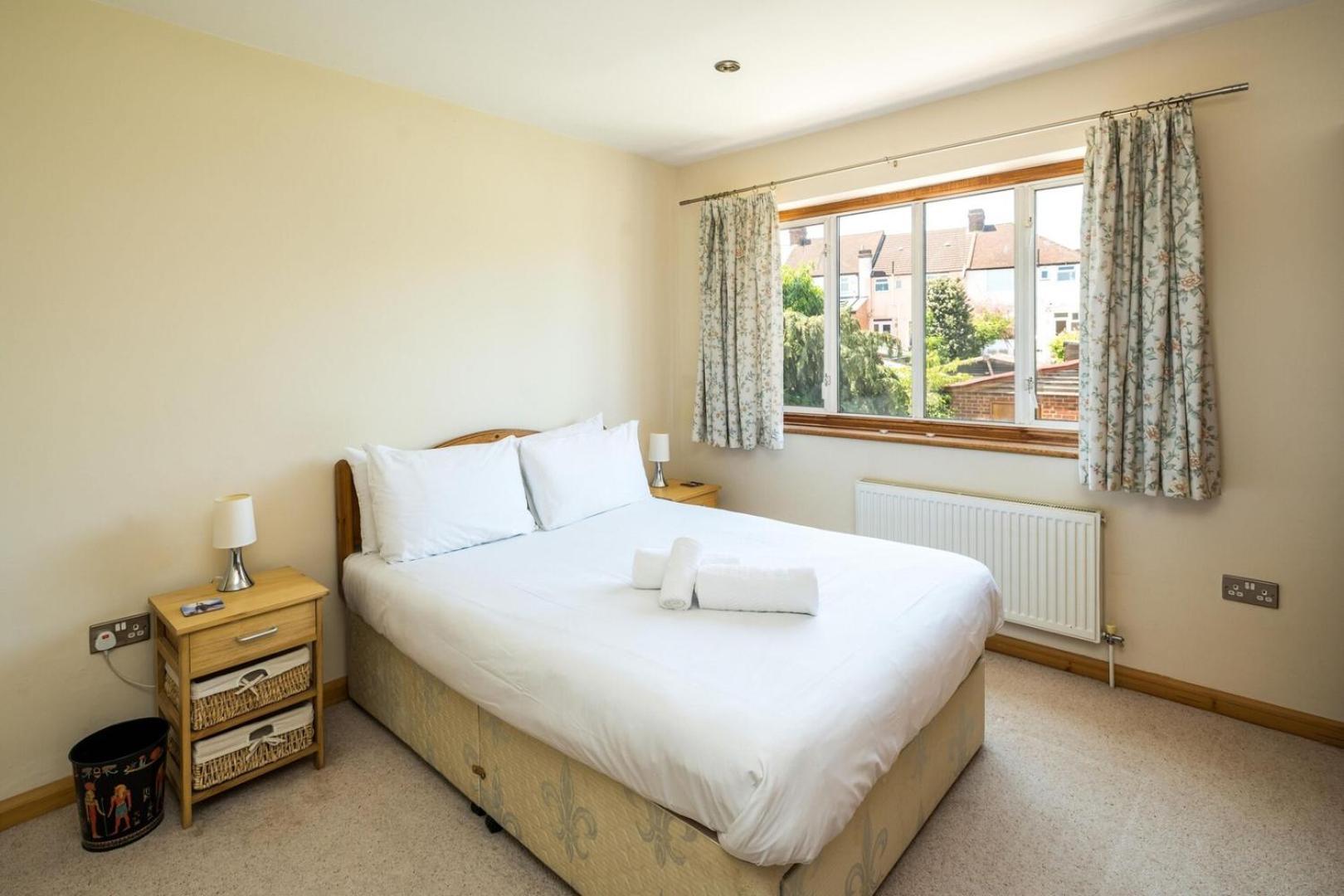 Holiday home Elegant 2bd House With Garden And Decked Patio *